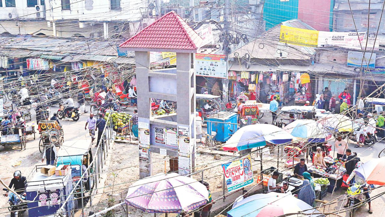 বগুড়া শহরের চাঁদনী বাজার মোড় আজও হয়নি ক্লক টাওয়ার নির্মাণ দখল-দূষণে অন্তহীন দুর্ভোগ